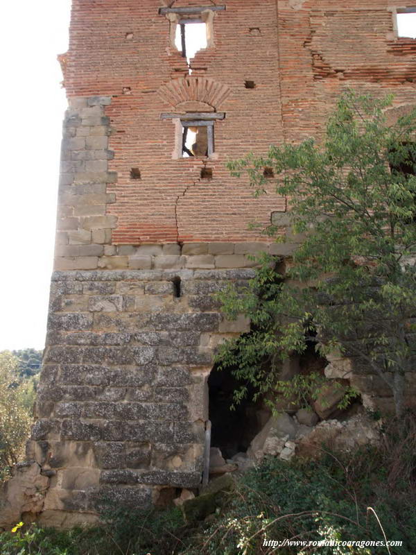 NGULO NORESTE DEL EDIFICIO. BASE DE LA TORRE PRIMITIVA